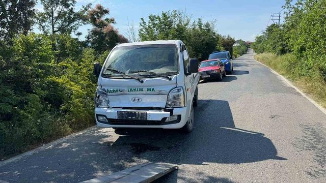 Freni boşalan kamyonet tarım aracına &ccedil;arptı: 1 yaralı 3