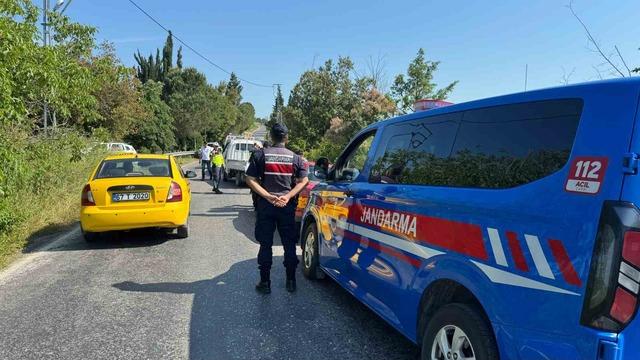 Freni boşalan kamyonet tarım aracına &ccedil;arptı: 1 yaralı 2