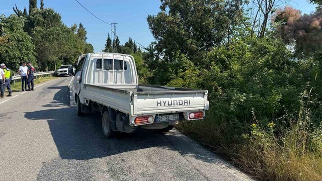 Freni boşalan kamyonet tarım aracına &ccedil;arptı: 1 yaralı 1