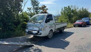 Freni boşalan kamyonet tarım aracına &ccedil;arptı: 1 yaralı