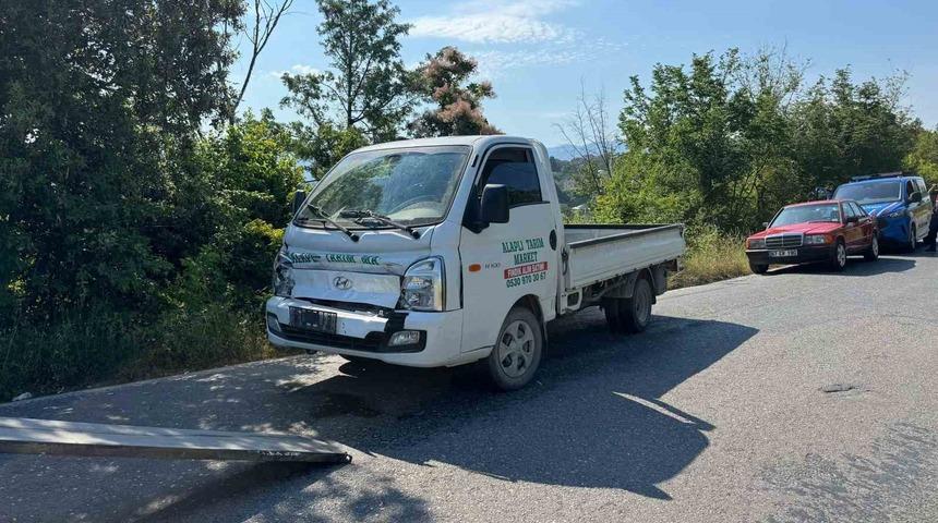 Freni boşalan kamyonet tarım aracına &ccedil;arptı: 1 yaralı