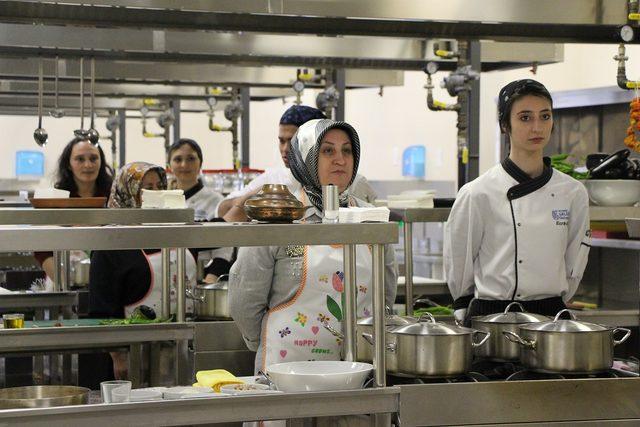 Öğrencilerin yemek yarışmasında rakipleri anneleri oldu