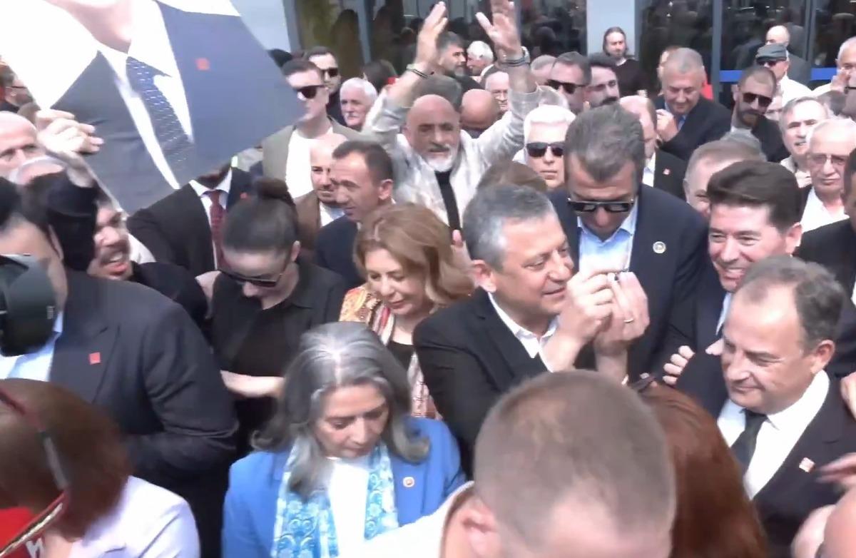 &Ouml;zg&uuml;r &Ouml;zel Trabzon da! Taka maketi ve tesbih s&uuml;rprizi 1