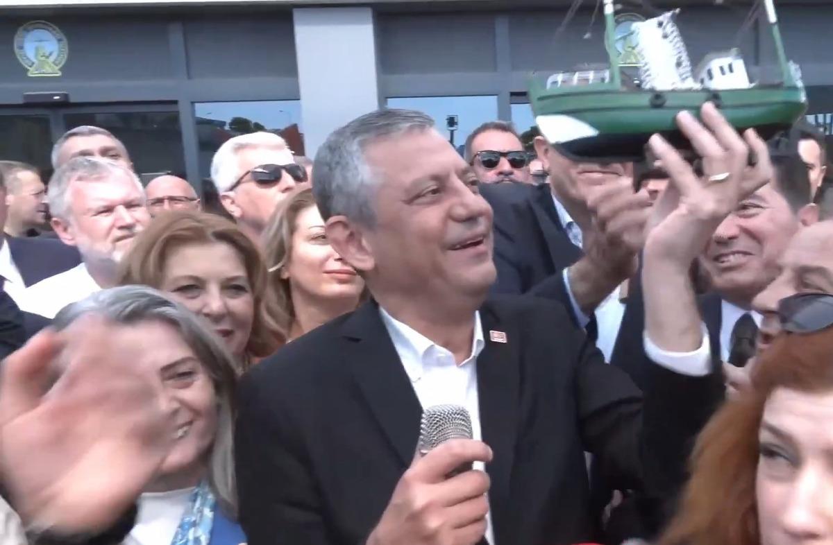 &Ouml;zg&uuml;r &Ouml;zel Trabzon da! Taka maketi ve tesbih s&uuml;rprizi 2