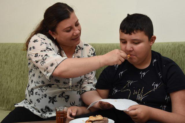 8 yıldır kas hastası oğluna gözü gibi bakıyor