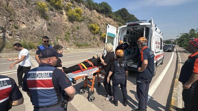 Kocaeli de u&ccedil;uruma devrilen otomobilin s&uuml;r&uuml;c&uuml;s&uuml; yaralandı 1