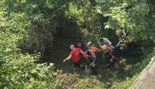 Kocaeli'de u&ccedil;uruma devrilen otomobilin s&uuml;r&uuml;c&uuml;s&uuml; yaralandı