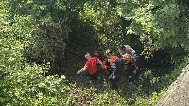 Kocaeli'de uçuruma devrilen otomobilin sürücüsü yaralandı