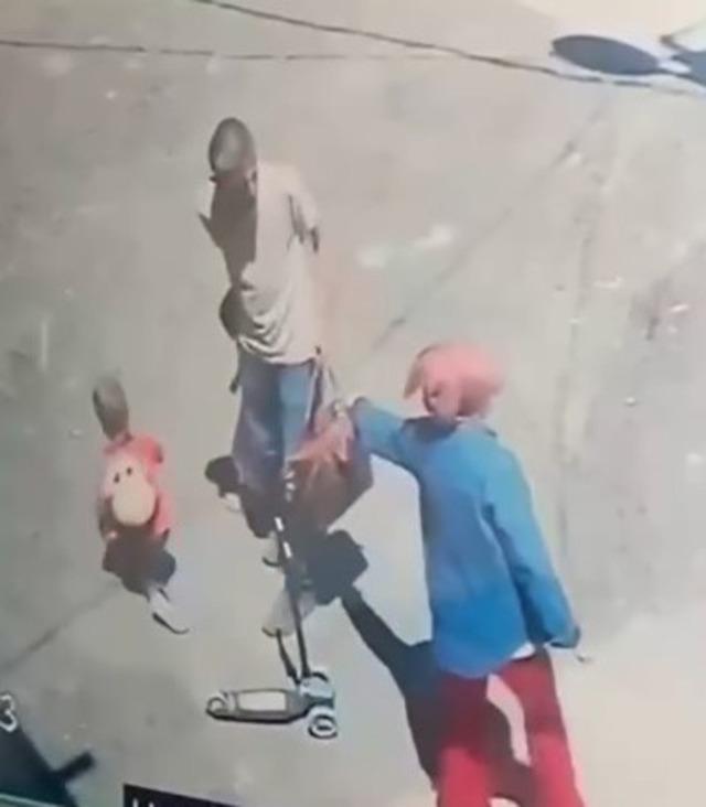Van&rsquo;da sokakta oynayan &ccedil;ocuğa saldırı: O anlar kamerada 1