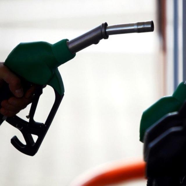 Ara&ccedil; sahiplerine m&uuml;jde: Benzine indirim geliyor