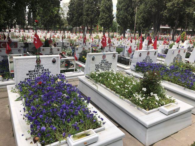 Edirnekapı Şehitliği'nde hüzünlü anneler günü