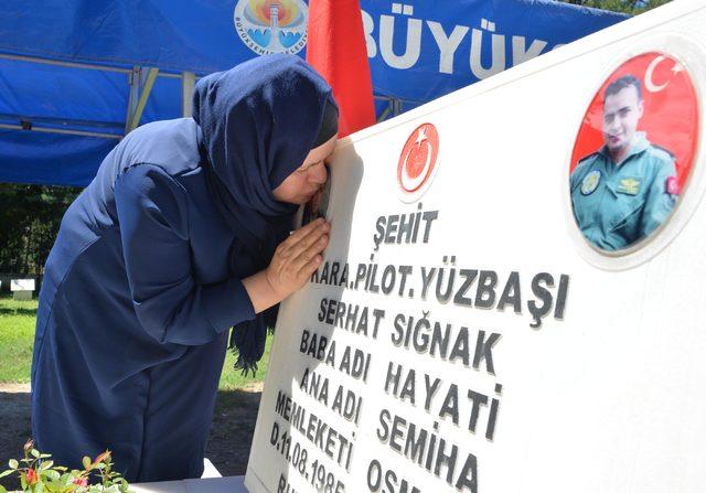 Anneler Günü'nde şehit oğlunun mezarını ziyaret etti