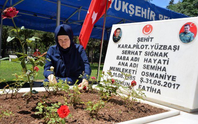 Anneler Günü'nde şehit oğlunun mezarını ziyaret etti