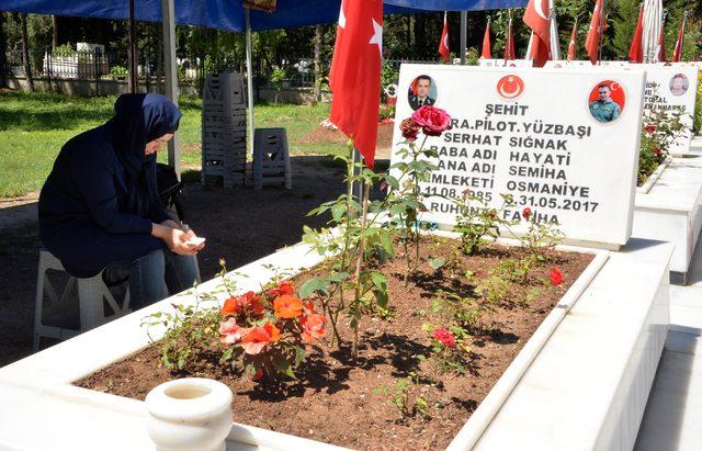 Anneler Günü'nde şehit oğlunun mezarını ziyaret etti