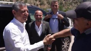 Son dakika: &Ouml;zg&uuml;r &Ouml;zel'i atlılarla karşıladılar! Ara se&ccedil;im &ouml;ncesi &ccedil;ıkarma yaptı