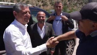 &Ouml;zg&uuml;r &Ouml;zel'i atlılarla karşıladılar! Ara se&ccedil;im &ouml;ncesi &ccedil;ıkarma yaptı