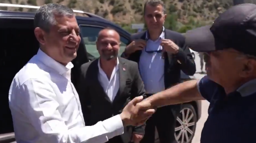 &Ouml;zg&uuml;r &Ouml;zel'i atlılarla karşıladılar! Ara se&ccedil;im &ouml;ncesi &ccedil;ıkarma yaptı