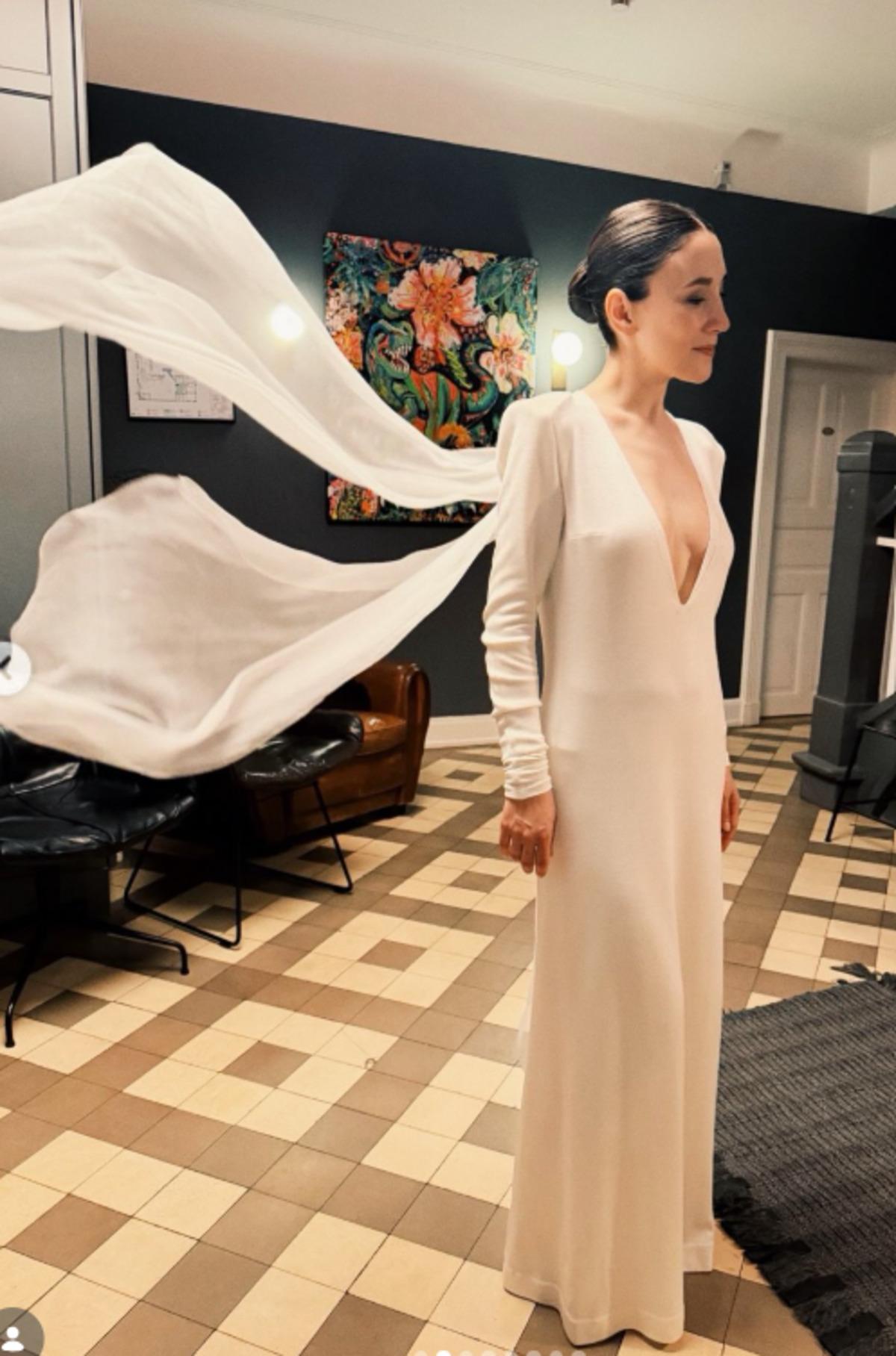 Sibel Kekilli d&uuml;ğ&uuml;n dansını paylaştı! Gelinliğine yorum yağdı 2