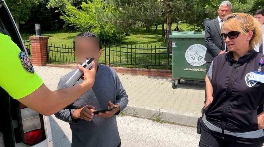 Bolu&rsquo;da yokuşta geri kayan ara&ccedil; aynı otomobile 3 kez &ccedil;arptı