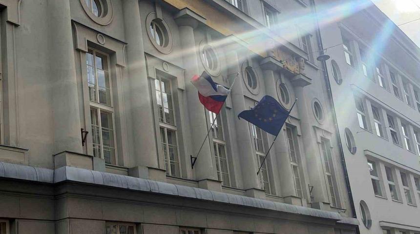 Slovenya&rsquo;da İsrail yanlısı yeni h&uuml;k&uuml;met, g&ouml;reve gelir gelmez Filistin bayrağını indirdi