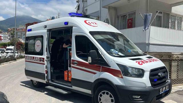 Alanya&rsquo;da motosiklet ile otomobil &ccedil;arpıştı: 1 yaralı 2