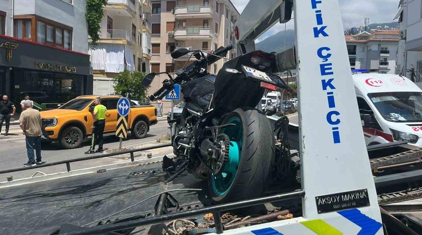 Alanya&rsquo;da motosiklet ile otomobil &ccedil;arpıştı: 1 yaralı