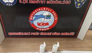 Ehliyetsiz plakasız motosiklet kullanırken &uuml;zerinde uyuşturucu &ccedil;ıktı