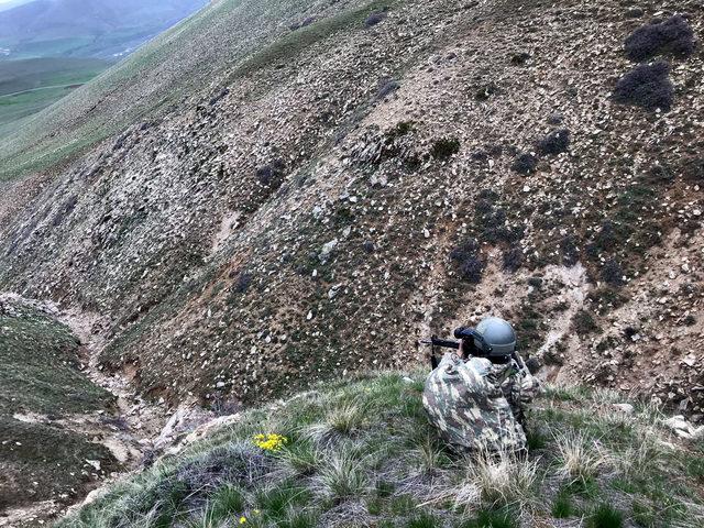 Van'da PKK'lı teröristlerin kullandığı 4 sığınak imha edildi