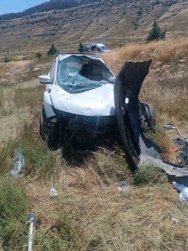 Batman&rsquo;da otomobil şarampole yuvarlandı: 2 yaralı 1