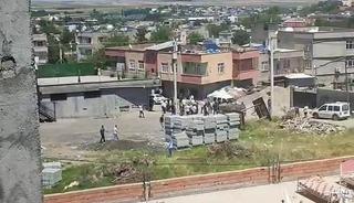 Diyarbakır&rsquo;da iki grup arasında silahlı kavga: 4 yaralı
