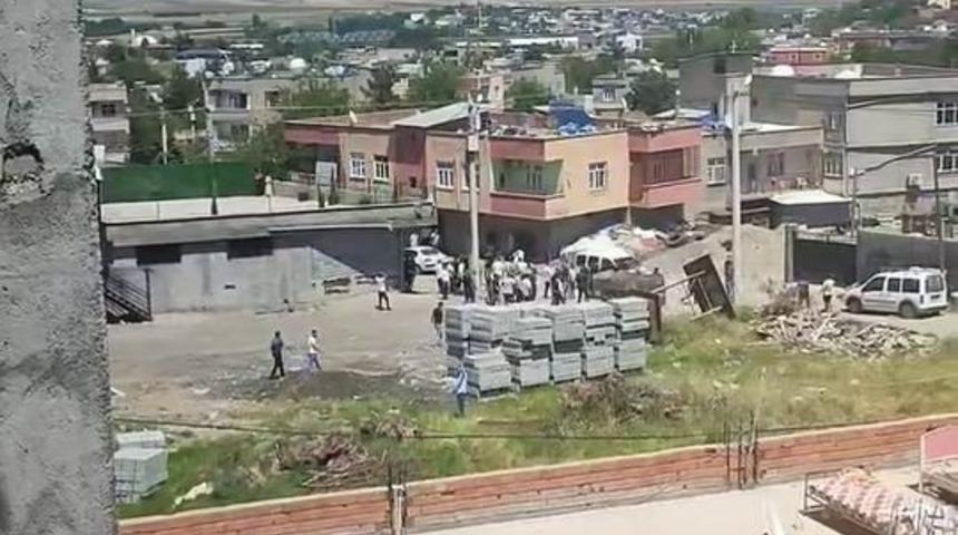 Diyarbakır&rsquo;da iki grup arasında silahlı kavga: 4 yaralı