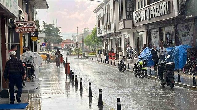 Çorum’da aniden bastıran sağanak vatandaşlara zor anlar yaşattı 1