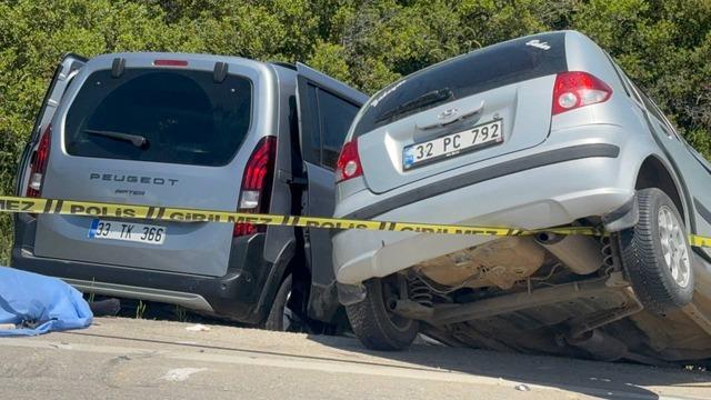Isparta&rsquo;da iki otomobil &ccedil;arpıştı: 1 &ouml;l&uuml;, 5 yaralı 4