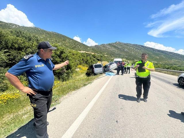 Isparta&rsquo;da iki otomobil &ccedil;arpıştı: 1 &ouml;l&uuml;, 5 yaralı 2