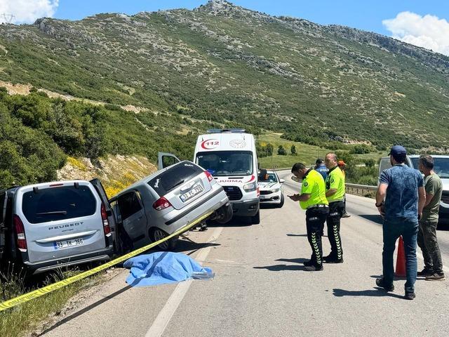Isparta&rsquo;da iki otomobil &ccedil;arpıştı: 1 &ouml;l&uuml;, 5 yaralı 1