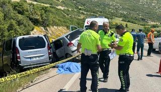 Isparta&rsquo;da iki otomobil &ccedil;arpıştı: 1 &ouml;l&uuml;, 5 yaralı
