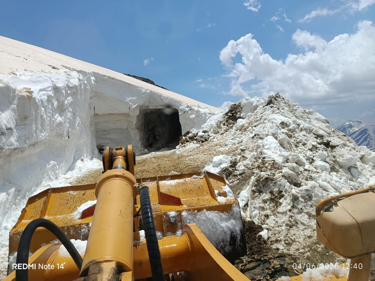 Haziran ayında bu da oldu: Ekipler kar t&uuml;nelleri a&ccedil;ıyor! 1