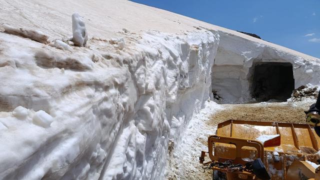 Haziran ayında bu da oldu: Ekipler kar tünelleri açıyor!
