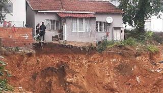 Bilecik&rsquo;te bir ev toprak kayması ihtimaline karşı tahliye edildi