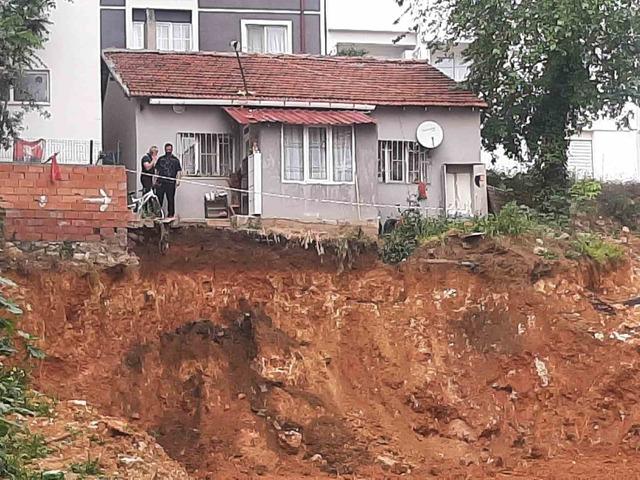 Bilecik&rsquo;te bir ev toprak kayması ihtimaline karşı tahliye edildi