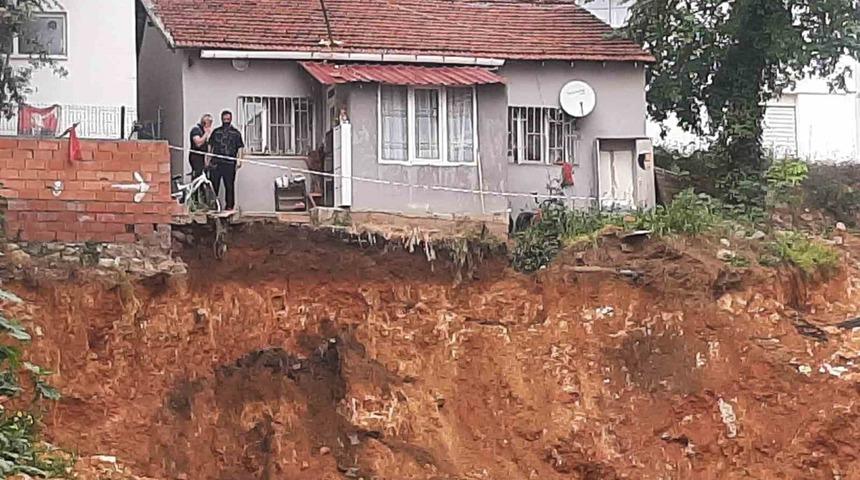 Bilecik&rsquo;te bir ev toprak kayması ihtimaline karşı tahliye edildi