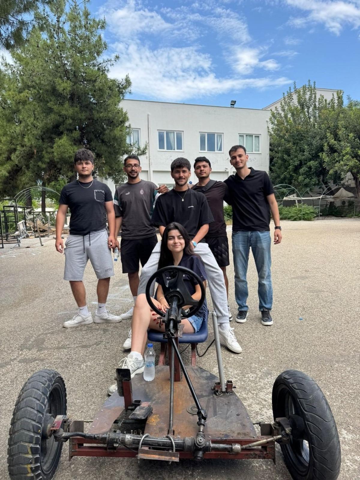 Bir ilki başardı: 59 erkek &ouml;ğrenci arasında tek kızdı! Babasının izinden gitti  1