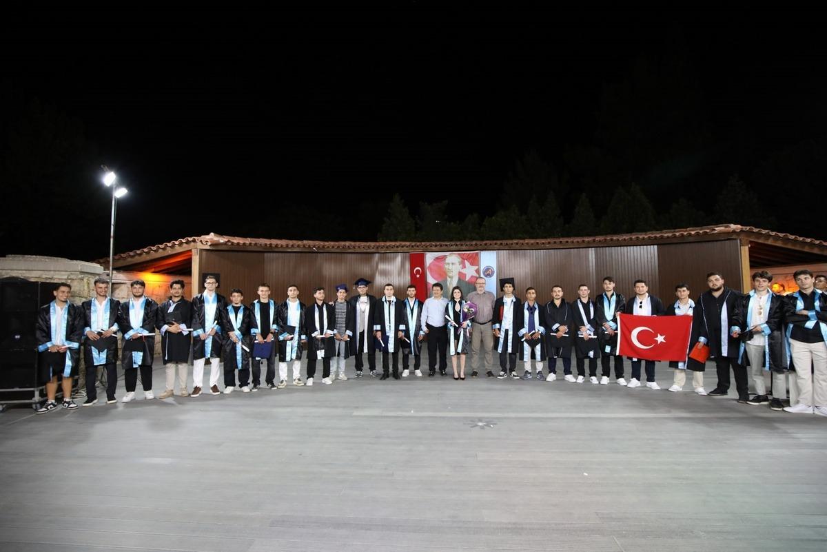Bir ilki başardı: 59 erkek &ouml;ğrenci arasında tek kızdı! Babasının izinden gitti  3