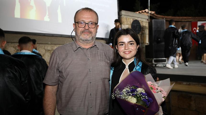 Bir ilki başardı: 59 erkek &ouml;ğrenci arasında tek kızdı! Babasının izinden gitti 
