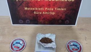 Okul &ouml;n&uuml;nde uyuşturucu operasyonu: 2 kişi tutuklandı