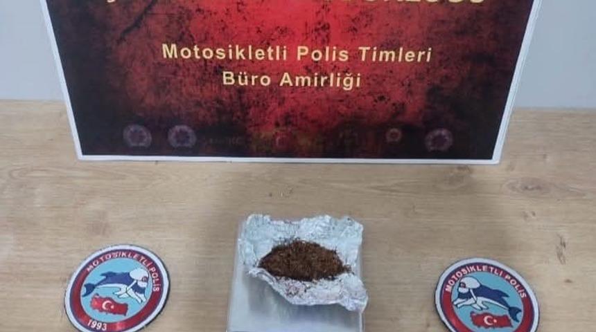 Okul &ouml;n&uuml;nde uyuşturucu operasyonu: 2 kişi tutuklandı