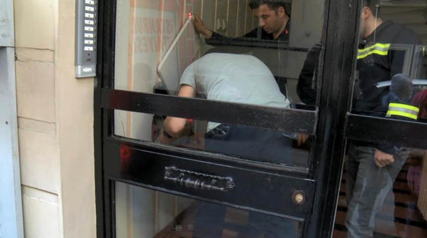 Arkadaşı ulaşamayınca eve geldi, kapıyı a&ccedil;ınca şoka girdi! Gen&ccedil; kadının feci &ouml;l&uuml;m&uuml;