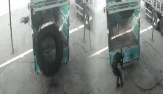 Bir anda patladı: Kamyonun &uuml;st&uuml;nden yere d&uuml;şt&uuml;