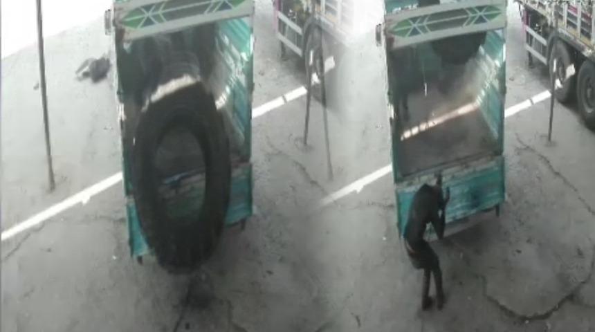 Yer: Siirt! Bir anda patladı: Kamyonun &uuml;st&uuml;nden yere d&uuml;şt&uuml;