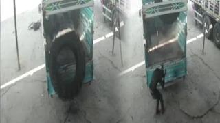 Yer: Siirt! Bir anda patladı: Kamyonun üstünden yere düştü
